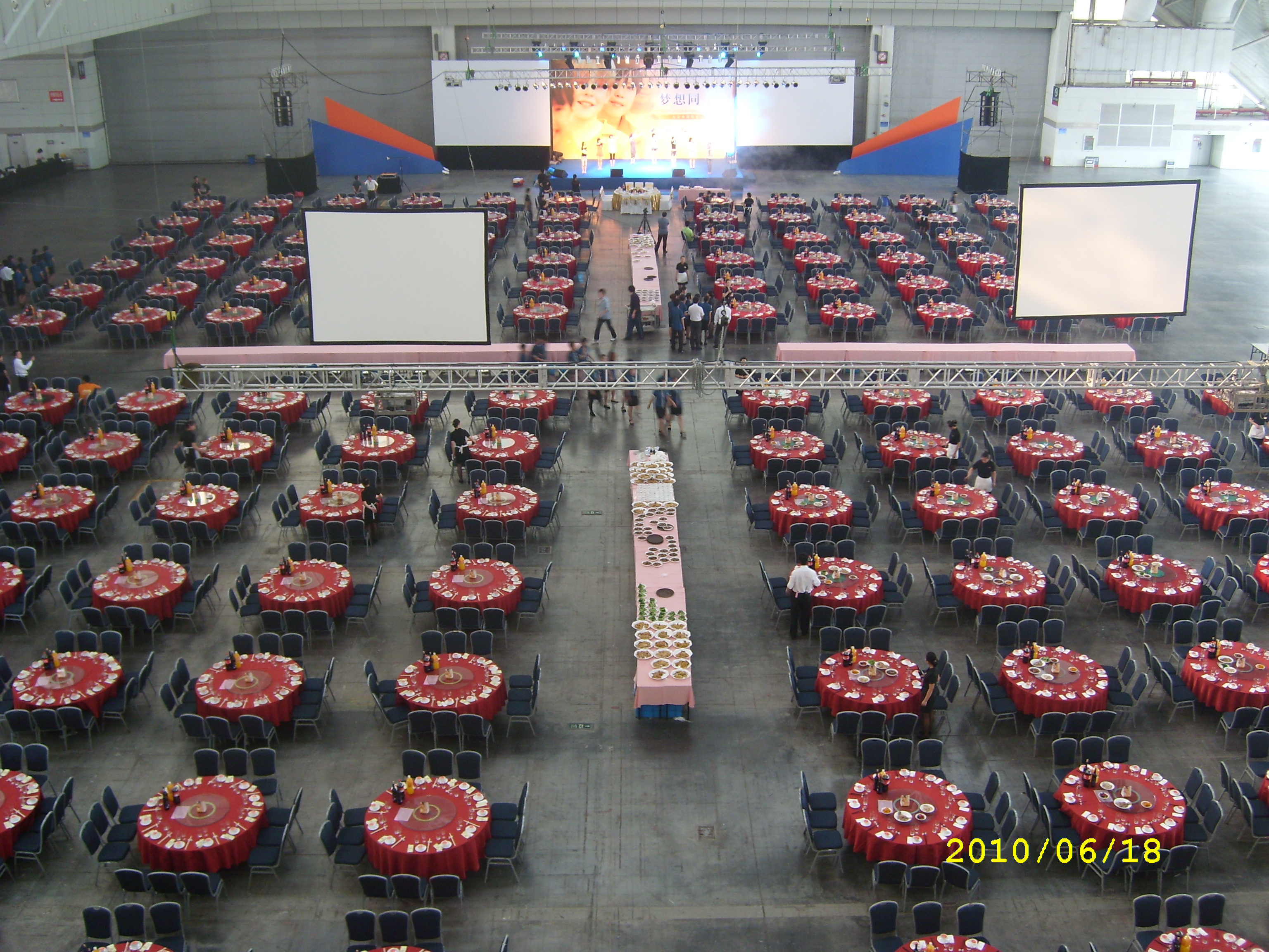 盛宴正在有序的准备中，期待着今晚近两千人的聚首！共叙“梦想同飞”！