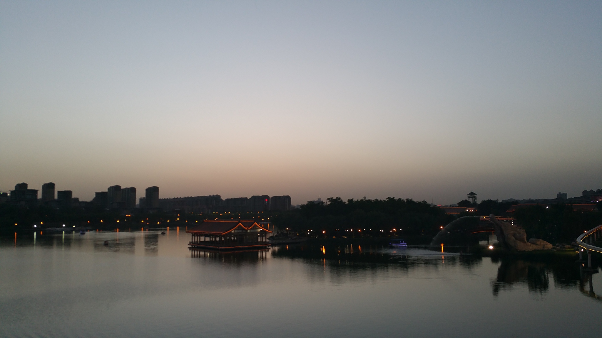 夜幕中曲江的南湖公园，寒窑就在南湖公园旁边