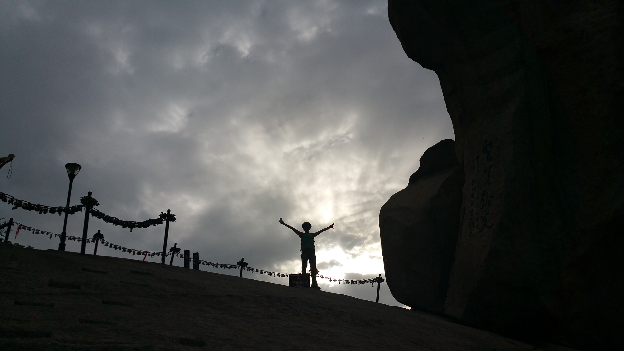 日落中的华山，感慨祖国的大好河山真美