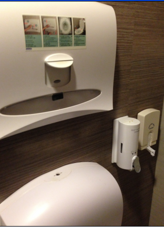 香港无处不在的手卫生，公共场所每个蹲位的手卫生实施都是那么完善