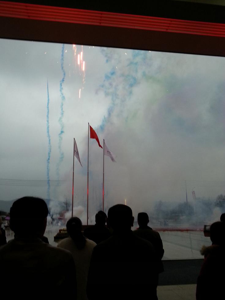 用鞭炮轰出来年的吉祥！用烟花点燃来年的希望！