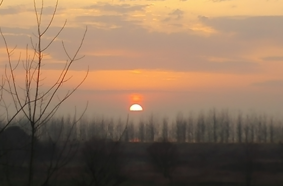 夕阳快要落山了